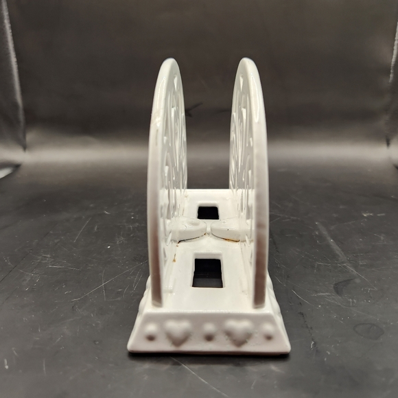 Vintage White Enameled Cast Iron Heart Napkin/Letter Holder - Picture 2 of 6